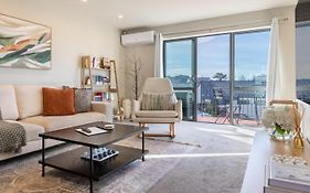 Central And Stylish Christchurch Retreat With Parking